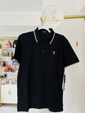 Polo Karl Lagerfeld negro con ribetes blancos y personaje bordado, talla L