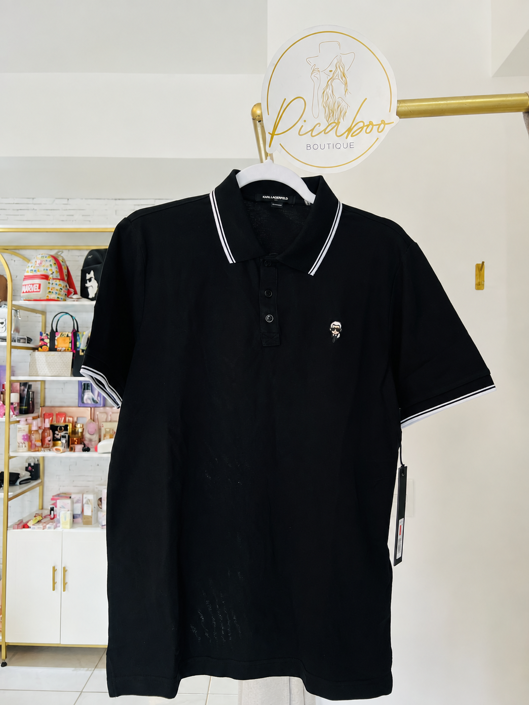 Polo Karl Lagerfeld negro con ribetes blancos y personaje bordado, talla L