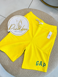Short GAP amarillo con letras verdes para niño