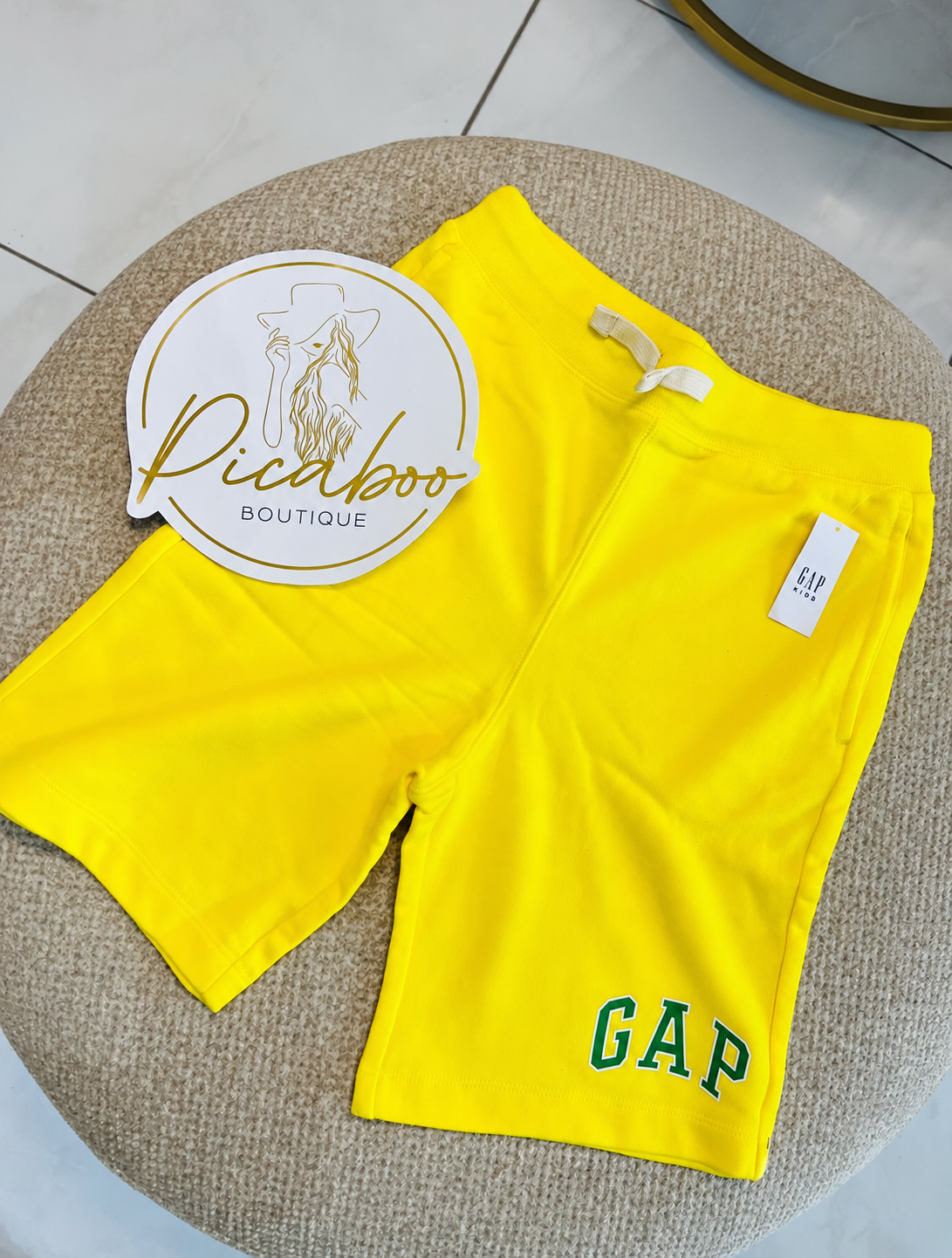 Short GAP amarillo con letras verdes para niño
