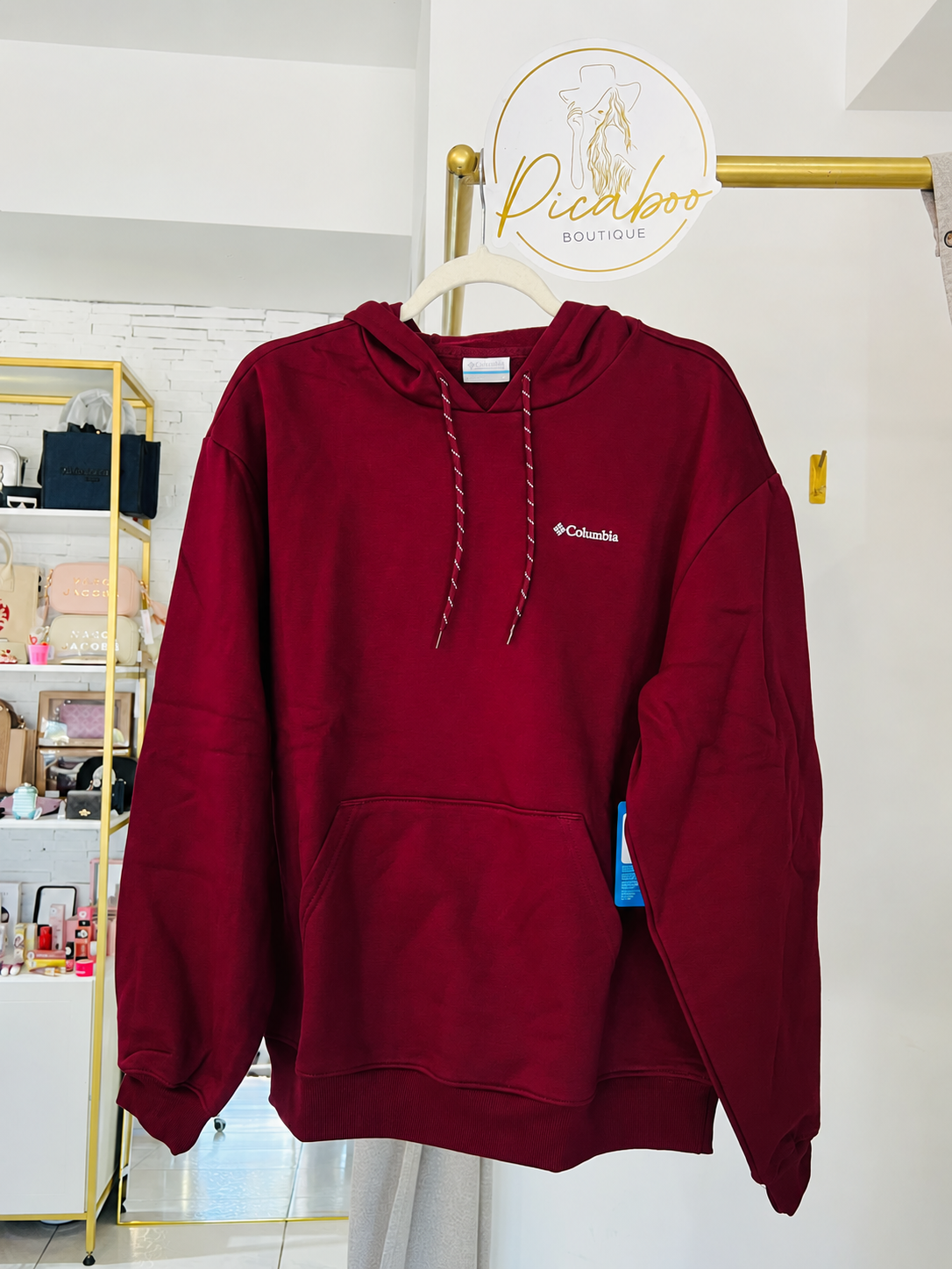 Sudadera Columbia color vino con capucha, corte amplio