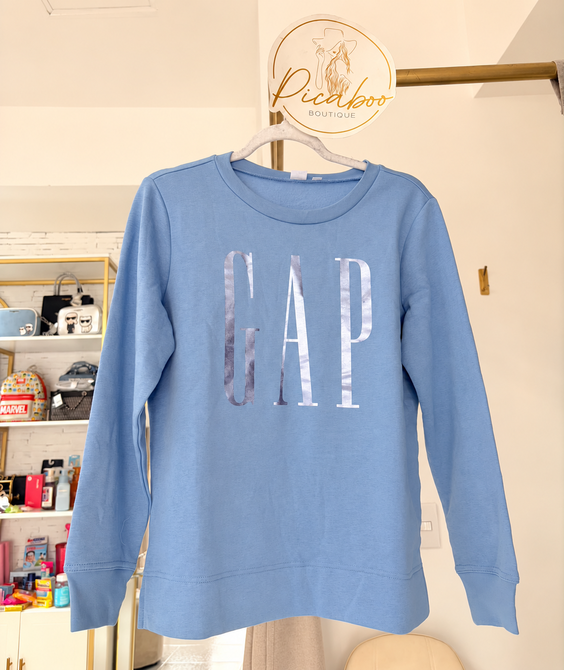 Sudadera GAP azul con letras plateadas