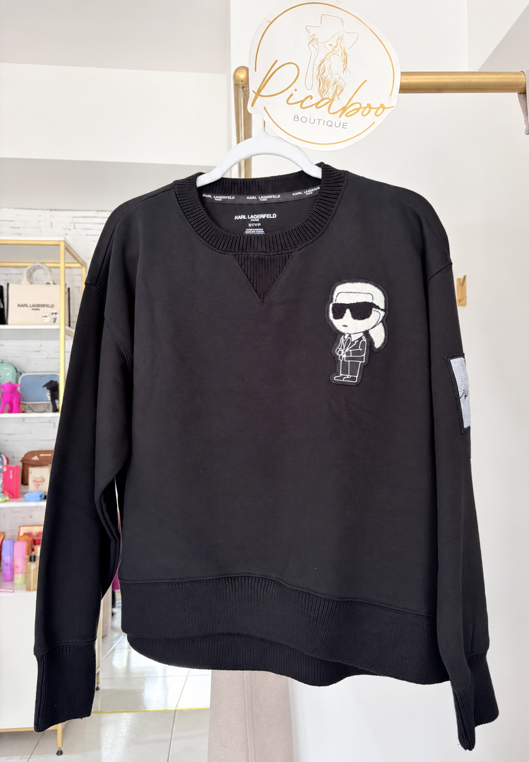 Sudadera Karl Lagerfeld negra con aplicaciones bordadas, corte amplio