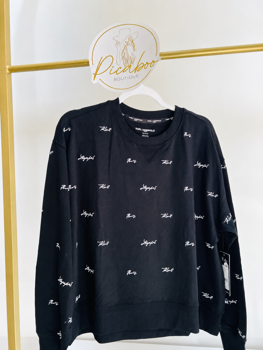 Sudadera Karl Lagerfeld negra con firmas blancas