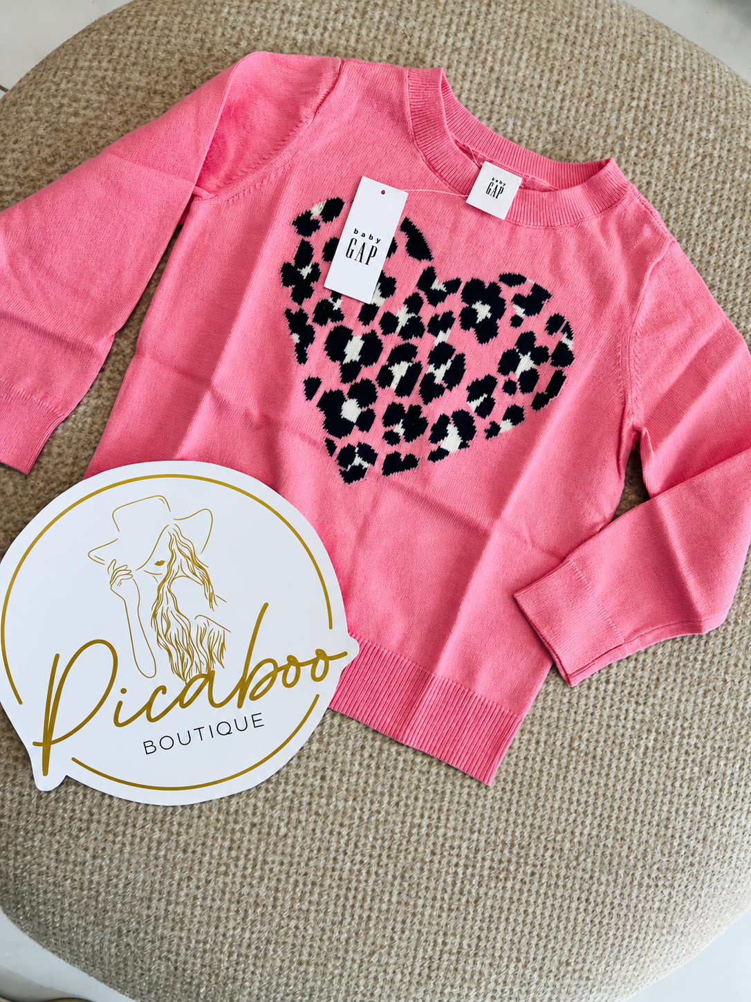 Suéter GAP rosa con corazón de leopardo para niña