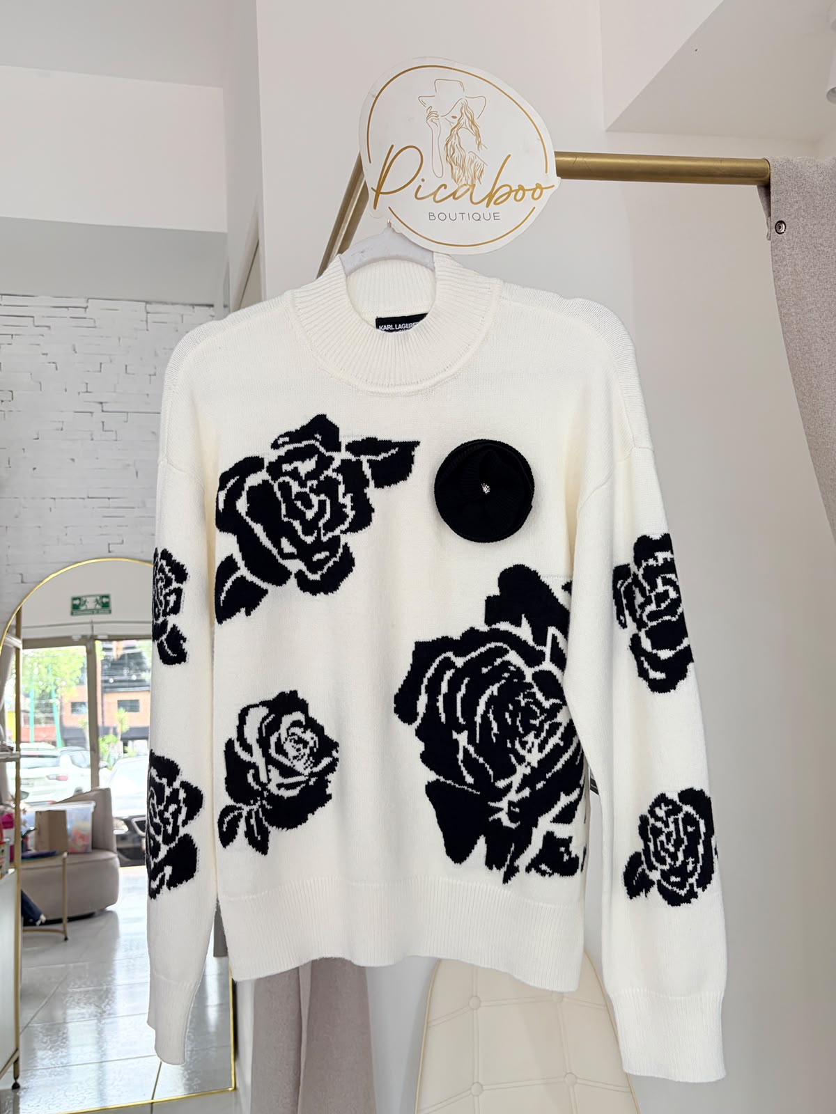 Suéter Karl Lagerfeld marfil con rosas negras