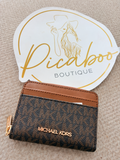 Tarjetero Michael Kors monograma café con cierre y detalles dorados