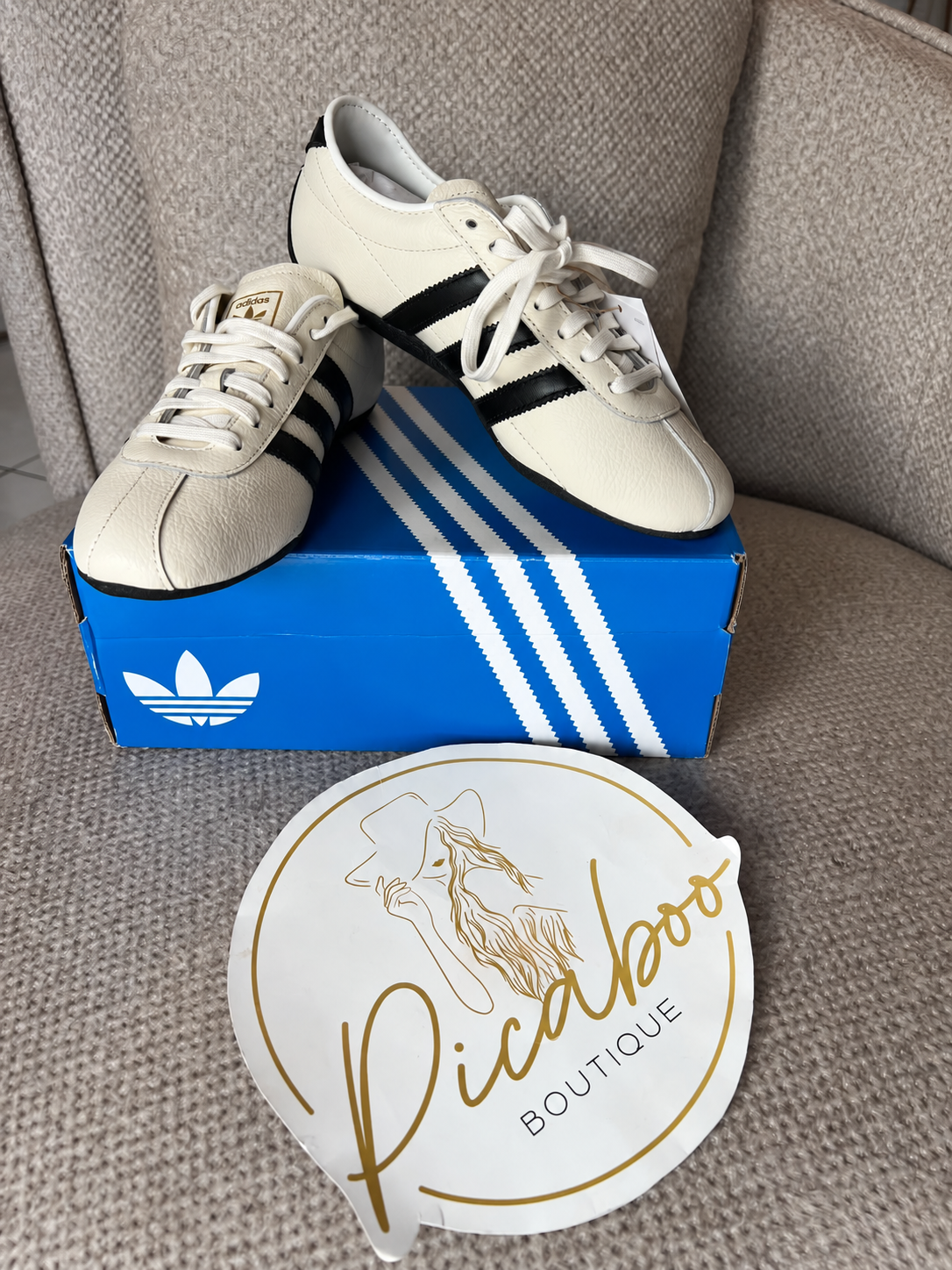 Tenis Adidas color crema con franjas negras – 3.5MX