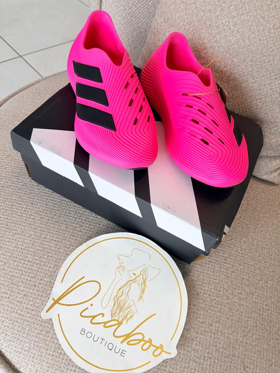 Tenis de fútbol Adidas unisex color rosa con detalles negros, talla 3 MX