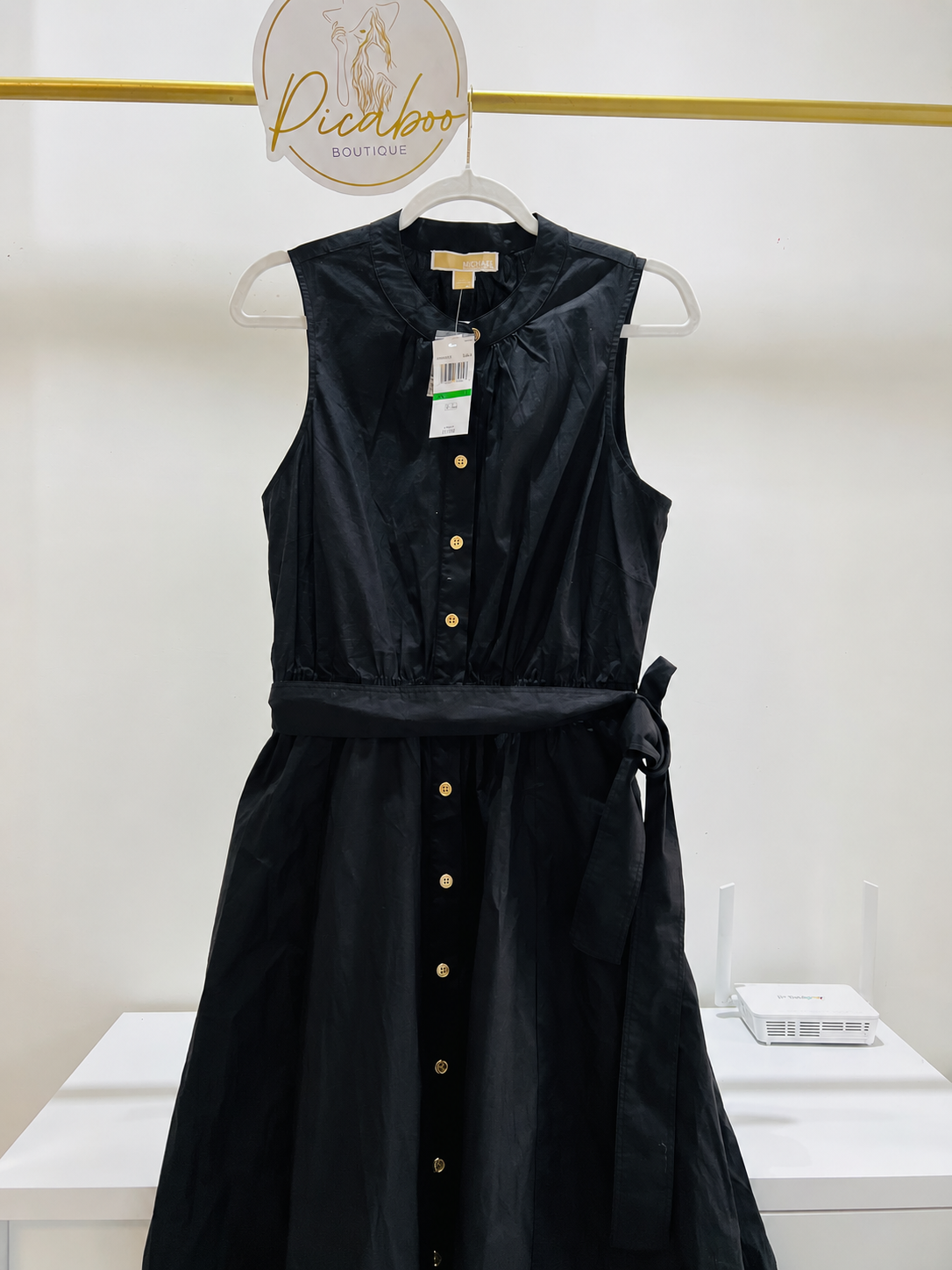 Vestido Michael Kors negro sin mangas con botones dorados