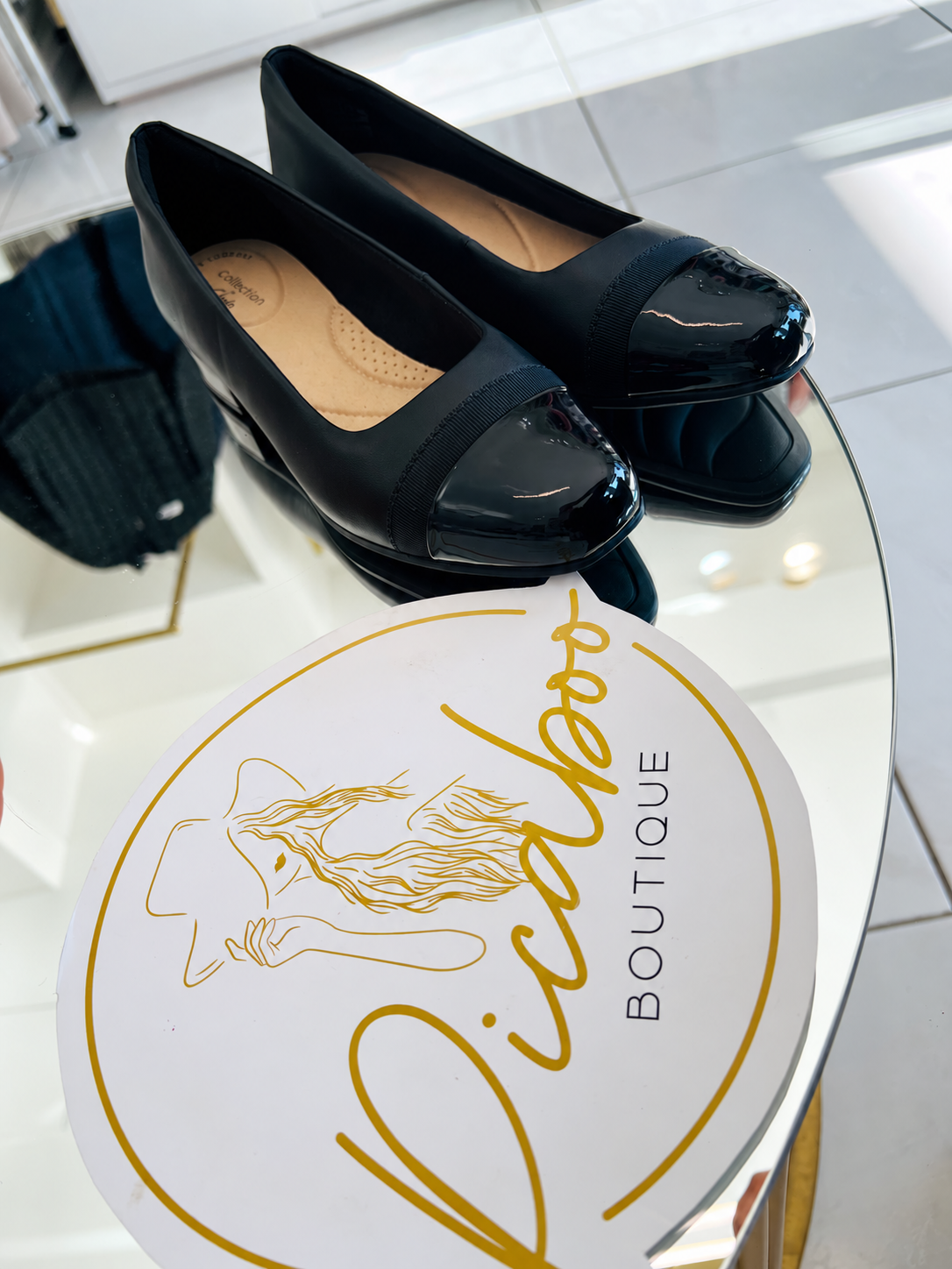 Zapatos Clarks negros con punta brillante – 6MX